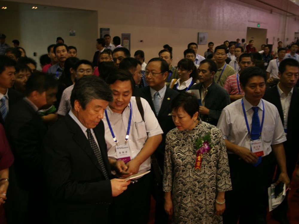 全国政协副主席卢展工(原河南省委书记)卢展工、中国人民对外友好协会会长李小林观看公司产品