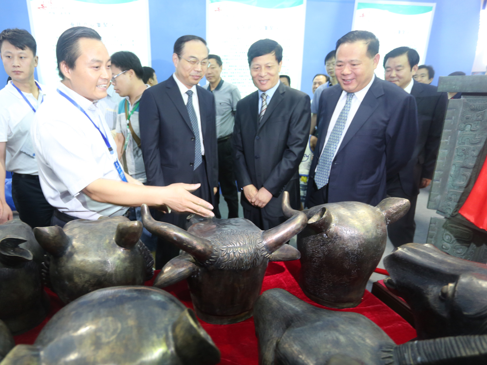 河南省委书记谢伏瞻视察司母戊公司产品