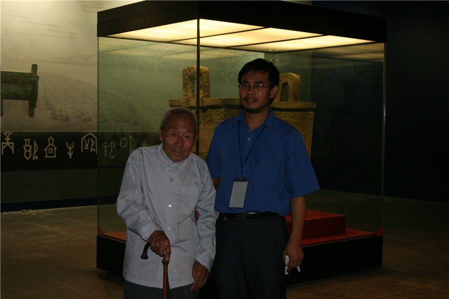 2005年，安阳殷墟考古工作站站长唐际根与吴培文老人合影